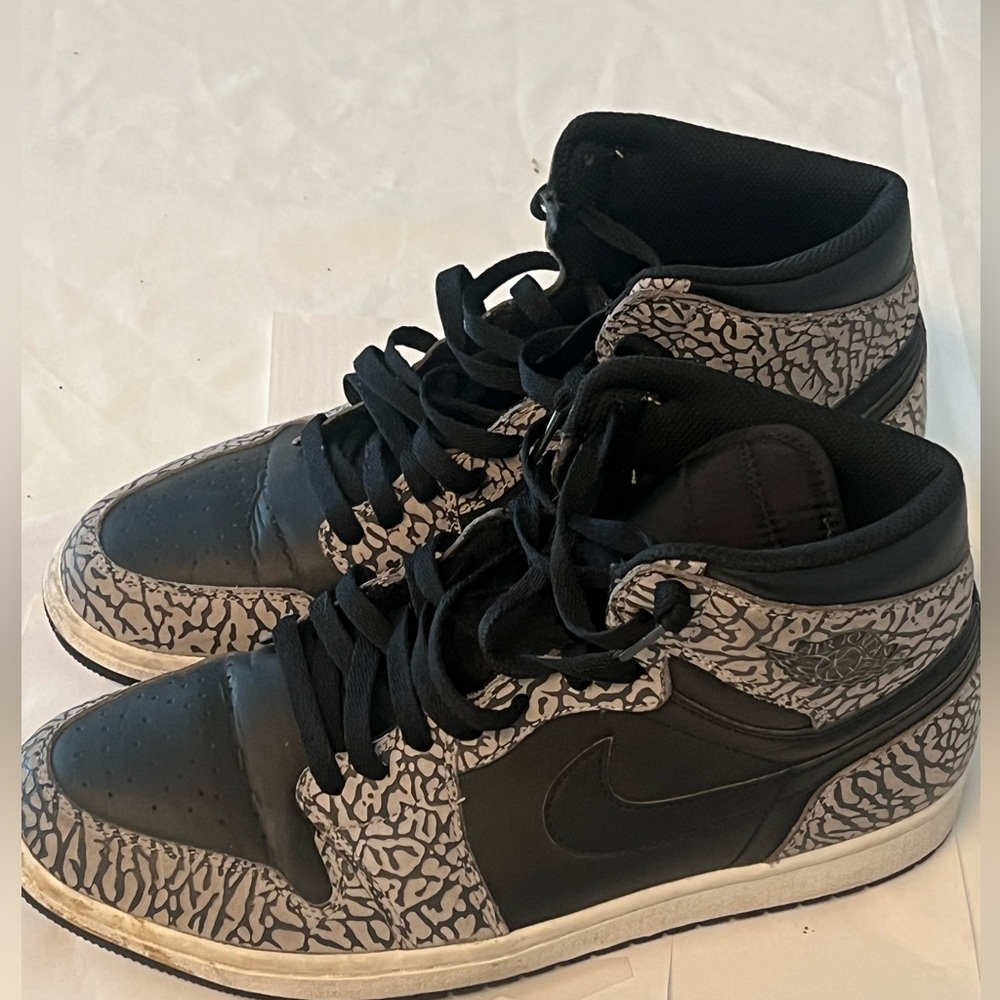 Nike Air Jordan 1 in Black and Gray